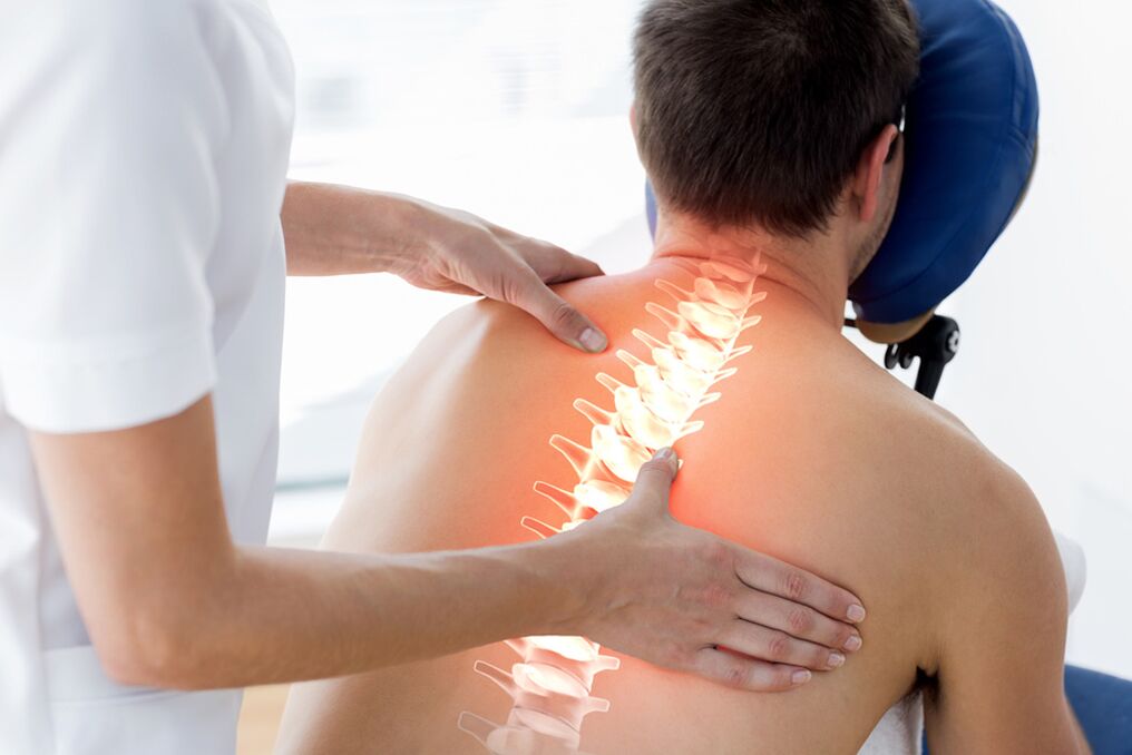 médico examina la espalda con osteocondrosis torácica