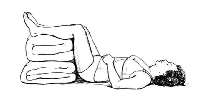 Postura recomendada para el dolor lumbar tiro en la pierna y la nalga