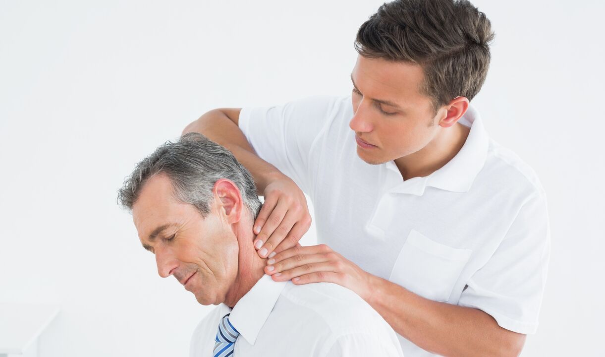 médico examina el cuello con osteocondrosis