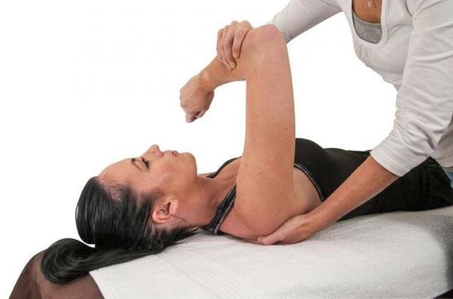 El tratamiento de la artrosis de la articulación del hombro debe comenzar con una consulta con un especialista. 